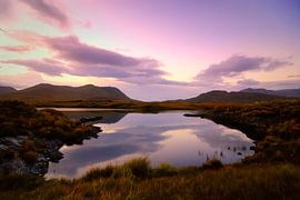 Loch dans le Connemara en Irlande pendant le coucher du soleil sur Sjoerd van der Wal Photographie