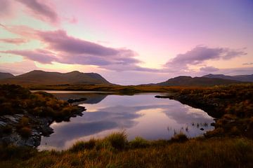  Loch während des Sonnenuntergangs in Connemara, Irland von Sjoerd van der Wal