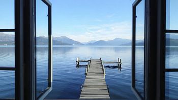 Fensterblick auf einen See mit Steg
