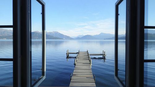 Fensterblick auf einen See mit Steg
