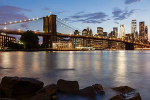 Skyline New York in de avond van Bart van Dinten