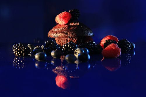 Brownie with red fruit
