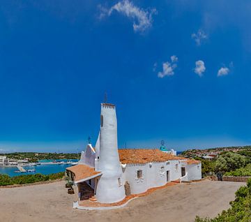 De Stella Maris kerk in de Smeralda Coast bouwstijl, Porto Cervo, Sardinia, Italië van Rene van der Meer