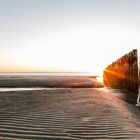 Coucher de soleil sur la plage à marée basse sur Jarno Dorst