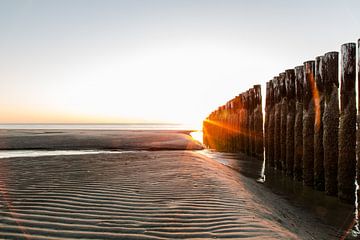 Zonsondergang aan het strand met laag water van Jarno Dorst