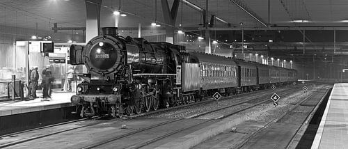 Panorama-Dampfzug in Rotterdam Central von Anton de Zeeuw