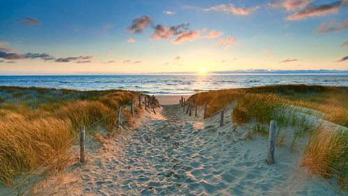 Sonnenuntergang an einem Strandeingang an der Nordsee