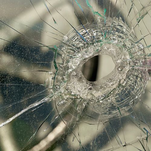 Vernielde gebroken ruit, met de structuur van vernield versplinterd glas