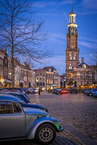 Autos vor dem Wijnhuistoren am Abend in Zutphen.
