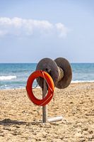 Reddingsboei met werpapparaat op het strand van Kreta, Griekenland