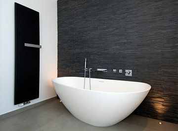 bathroom with a bathtub and beautiful wall von Ribbi