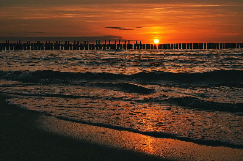 Zonsondergang op het strand van Zingst, romantisch van Martin Köbsch