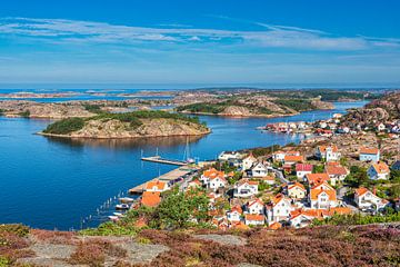 Blick vom Vetteberg auf die Stadt Fjällbacka in Schweden von Rico Ködder