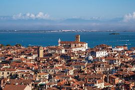 Historical buildings in the old town of Venice in Italy by Rico Ködder