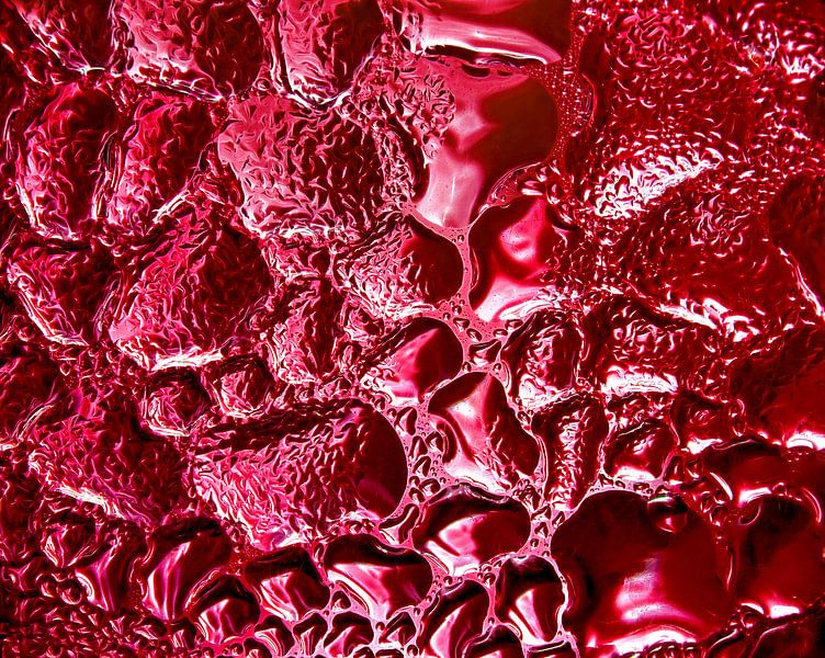 Beslagen II (Condensdruppels in Paarsrood) van Caroline Lichthart