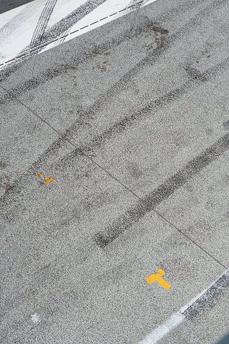 Gelbe Pfeile auf dem Asphalt