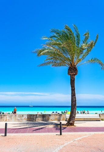 De vakantie van het de zomerstrand bij kustpromenade van toeristenoord in Cala Millor, het eiland va