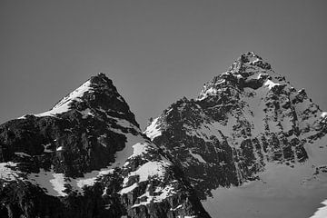 Bergtoppen steken uit als haaientanden, Noorwegen van qtx