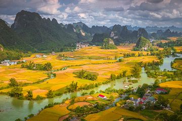 De Schilderachtige Phong Nam Vallei, Vietnam van Antwan Janssen