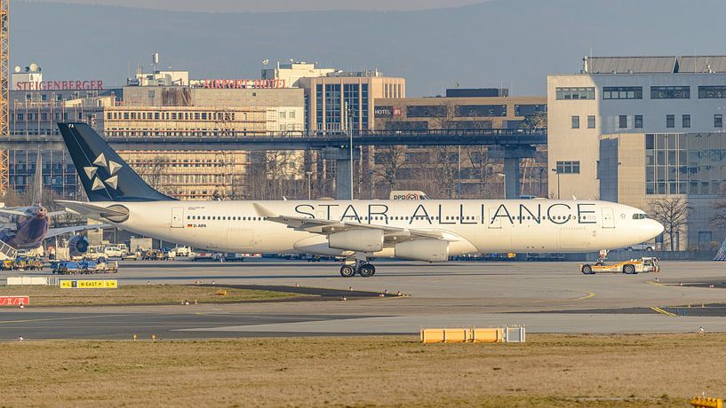 Lufthansa Airbus A340-300 in den Farben der Star Alliance. von Jaap van den Berg
