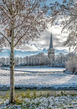 Winterlandschaft mit Kirchturm Tzum, Friesland, Niederlande. von Jaap Bosma Fotografie