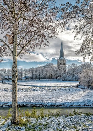 Paysage hivernal avec le clocher de l'église de Tzum, Frise, Pays-Bas.