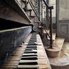 Detail eines verlassenen Klaviers. von Roman Robroek