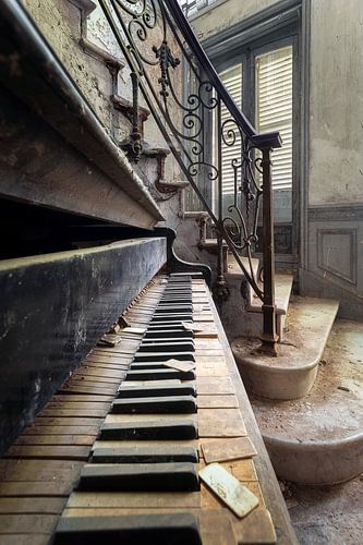 Detail eines verlassenen Klaviers.