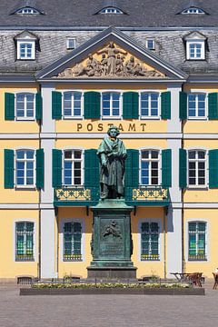 Beethoven Monument en Hoofdpostkantoor, voormalig paleis Fürstenberg op Münsterplatz, Bonn, Noordrij