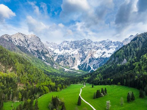 Zgornje Jezersko vallei vanuit de lucht gezien in de lente
