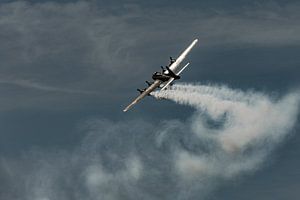 Rauchende Boeing B-17G Flying Fortress 