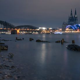 Skyline van Keulen bij nacht met spaarzame verlichting door energiebesparing van Robert Ruidl