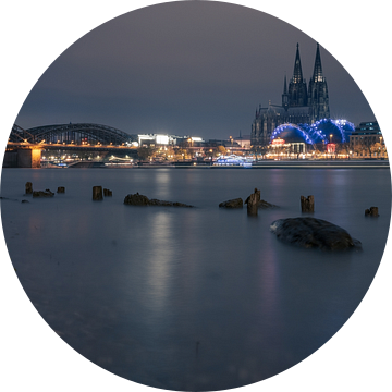 Skyline van Keulen bij nacht met spaarzame verlichting door energiebesparing van Robert Ruidl