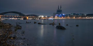 Skyline of Cologne at night with sparse lights due to energy cri by Robert Ruidl