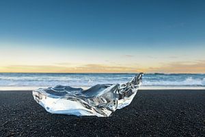 Zartes Stück Eis am Aschestrand von Jokulsarlon in Island angespült