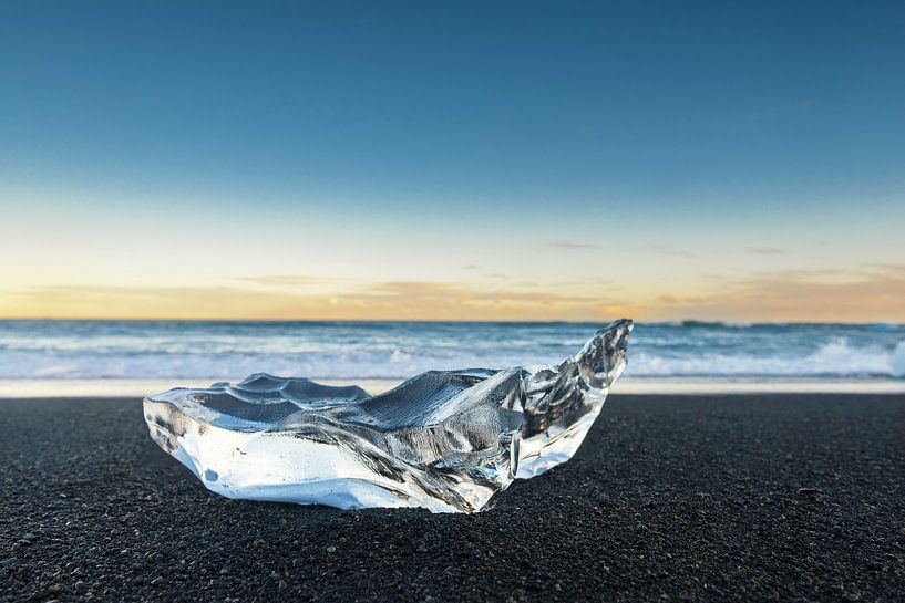 Delicaat stuk ijs aangespoeld op het as strand van Jokulsarlon in IJsland van Sjoerd van der Wal