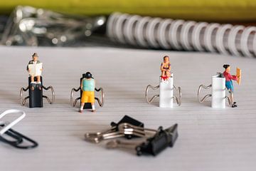 miniature mensen: naar het toilet gaan op clips van Jolanda Aalbers