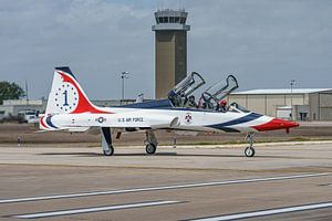 Northrop T-38 Talon in den Farben der Thunderbirds.