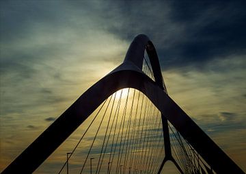 Brug De Oversteek bij Nijmegen, met ondergaande zon van Maerten Prins