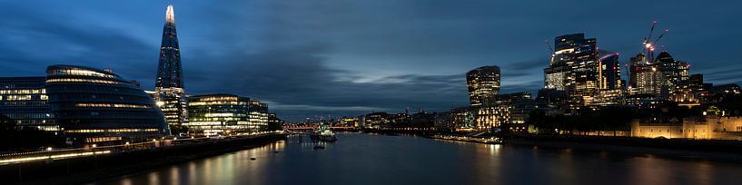 London Skyline at night in panorama by Mark de Weger