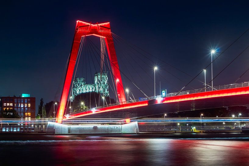 Willemsbrug met doorkijk naar De Hef - Rotterdam bij nacht van Daan Duvillier | Regio in de Kijker
