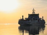 Bateau sur l'eau au coucher du soleil