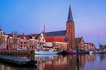 Gezicht op de St. Michaels kerk in Harlingen Friesland Nederland bij zonsondergang van Eye on You