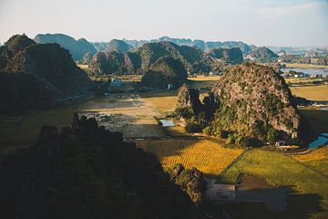 Kleurrijk Uitzicht vanaf Hang Mua, Vietnam van Susanne Ottenheym