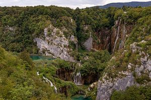 Puissance majestueuse de la grande cascade des lacs de Plitvice