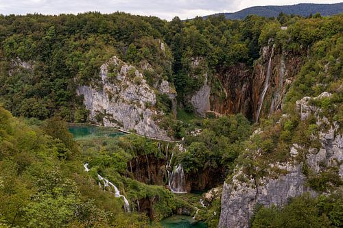 Majestueuze kracht van de Grote Waterval van de Plitvicemeren