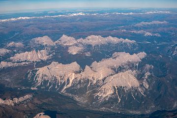 Bergmassief in Zuid-Tirol vanuit de lucht van Leo Schindzielorz