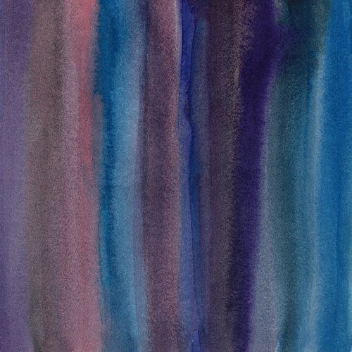 Abstracte aquarel penseelstreken in blauw, violet, paars en taupe.
