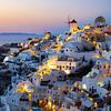 Moulins à vent de Santorin dans le ciel rougeoyant du soir | Photographie de voyage Grèce sur Teun Janssen