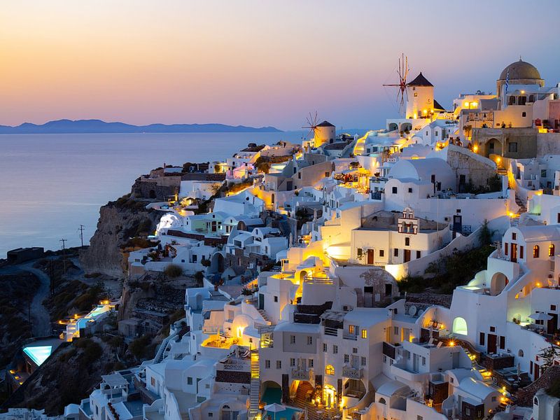 Moulins à vent de Santorin dans le ciel rougeoyant du soir | Photographie de voyage Grèce par Teun Janssen